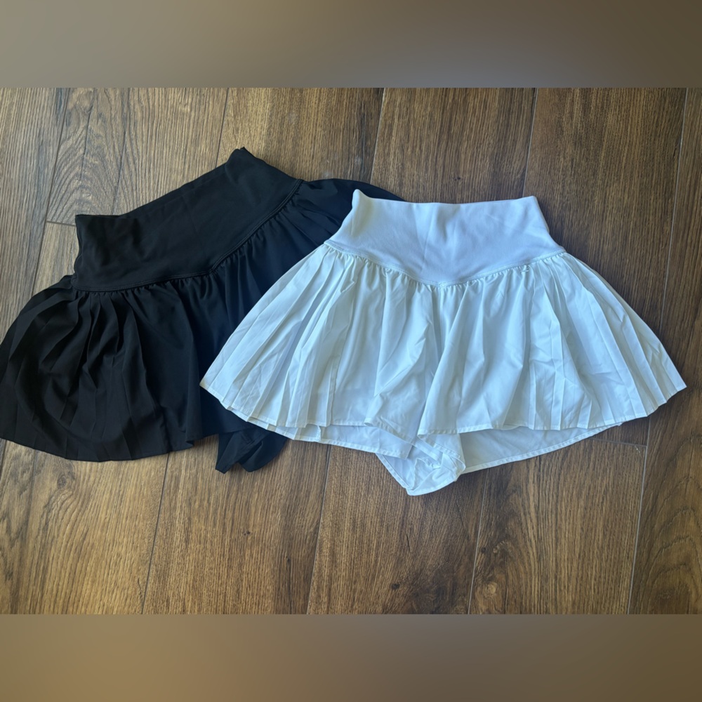 OFFLINE By Aerie Real Me Pleated Flowy Short Bundle Black and White - Picture 7 of 9